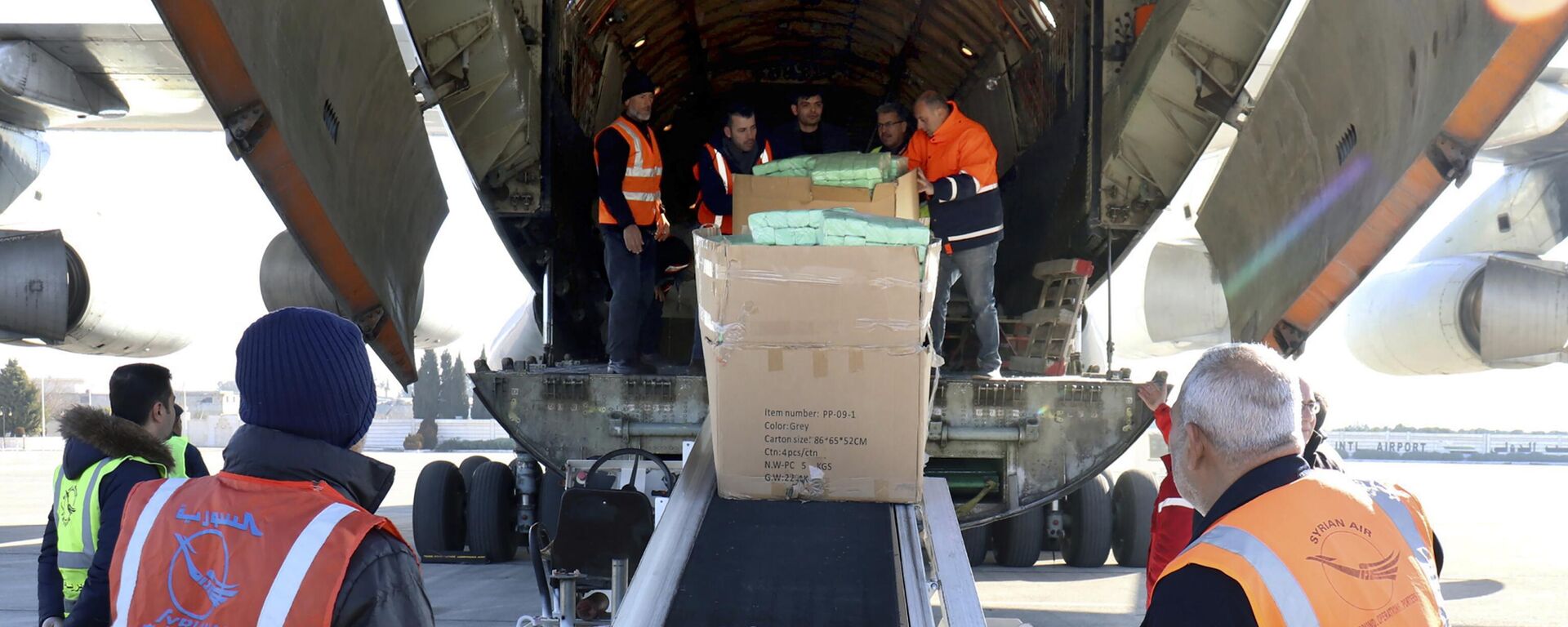 Trabalhadores descarregam ajuda humanitária enviada à Síria após terremoto devastador, no aeroporto de Aleppo, na Síria, em 9 de fevereiro de 2023 - Sputnik Brasil, 1920, 09.02.2023