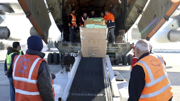 Trabalhadores descarregam ajuda humanitária enviada à Síria após terremoto devastador, no aeroporto de Aleppo, na Síria, em 9 de fevereiro de 2023 - Sputnik Brasil