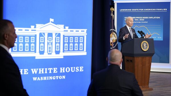 Joe Biden, presidente dos EUA (à direita), fala sobre a economia na Casa Branca em Washington, EUA, 12 de janeiro de 2023 - Sputnik Brasil