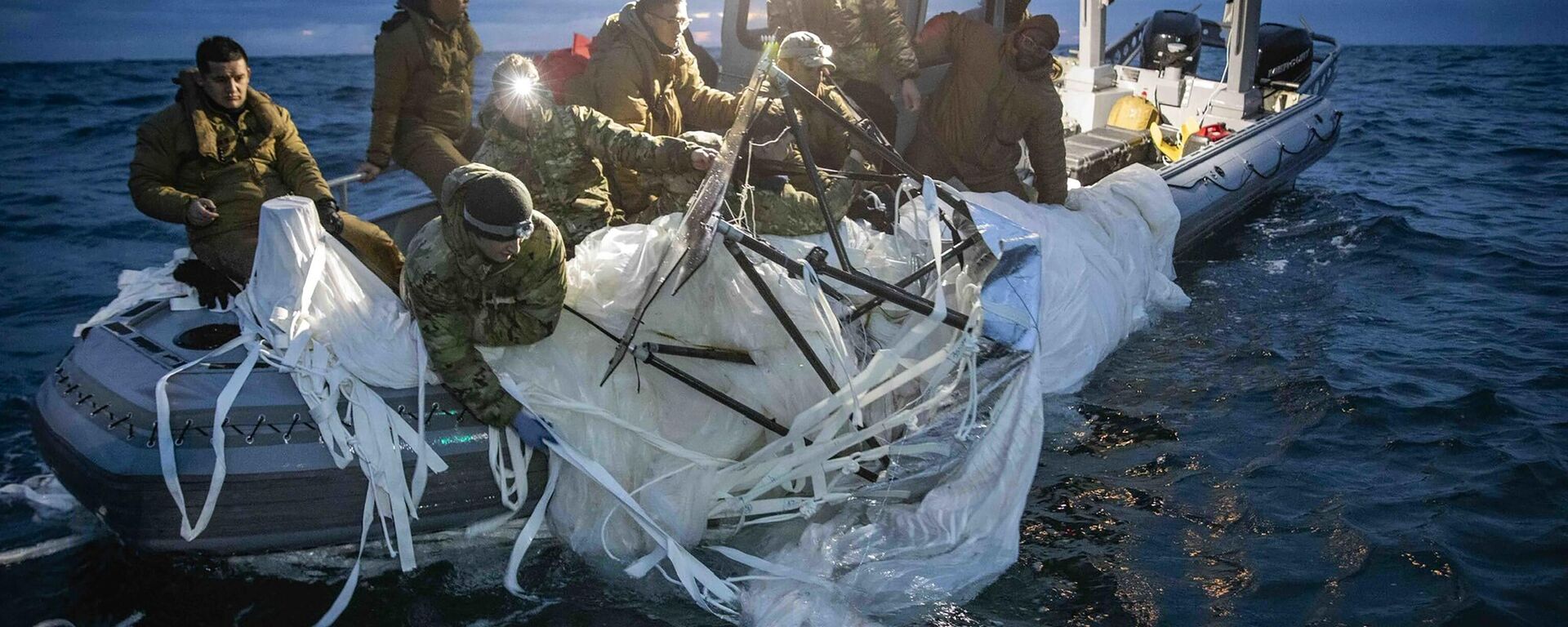 Marinheiros responsáveis pela recuperação de balão da China que sobrevoou os EUA, ao largo da Myrtle Beach, Carolina do Sul, EUA, 5 de fevereiro de 2023 - Sputnik Brasil, 1920, 22.02.2023