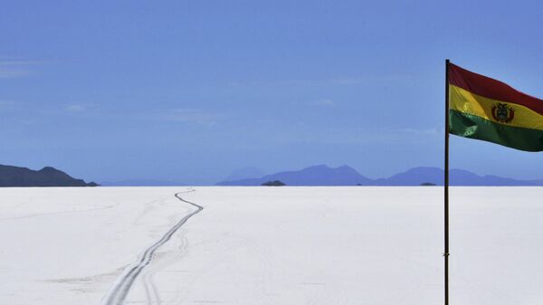 Bandeira boliviana tremula ao vento no Salar de Uyuni, onde se encontram as maiores reservas de lítio do mundo. Uyuni, Bolívia, 16 de outubro de 2022 - Sputnik Brasil
