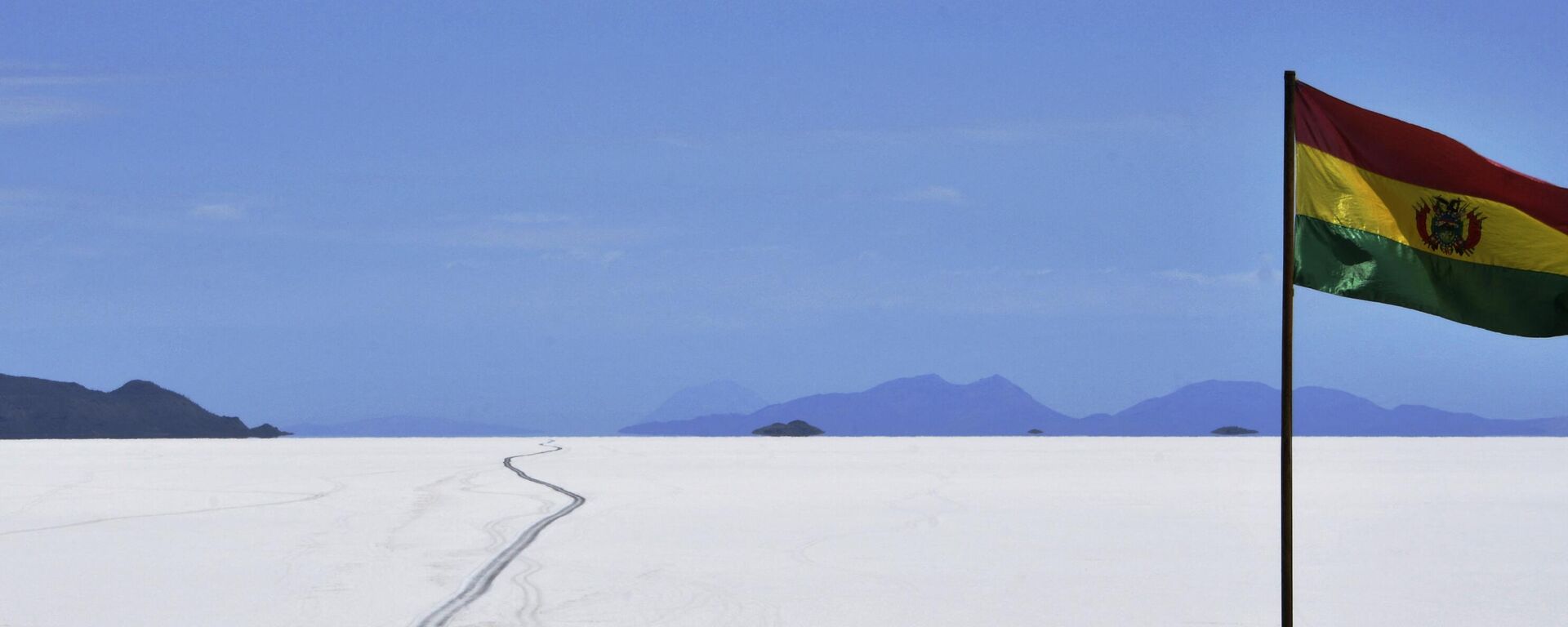 Bandeira boliviana tremula ao vento no Salar de Uyuni, onde se encontram as maiores reservas de lítio do mundo. Uyuni, Bolívia, 16 de outubro de 2022 - Sputnik Brasil, 1920, 10.02.2023