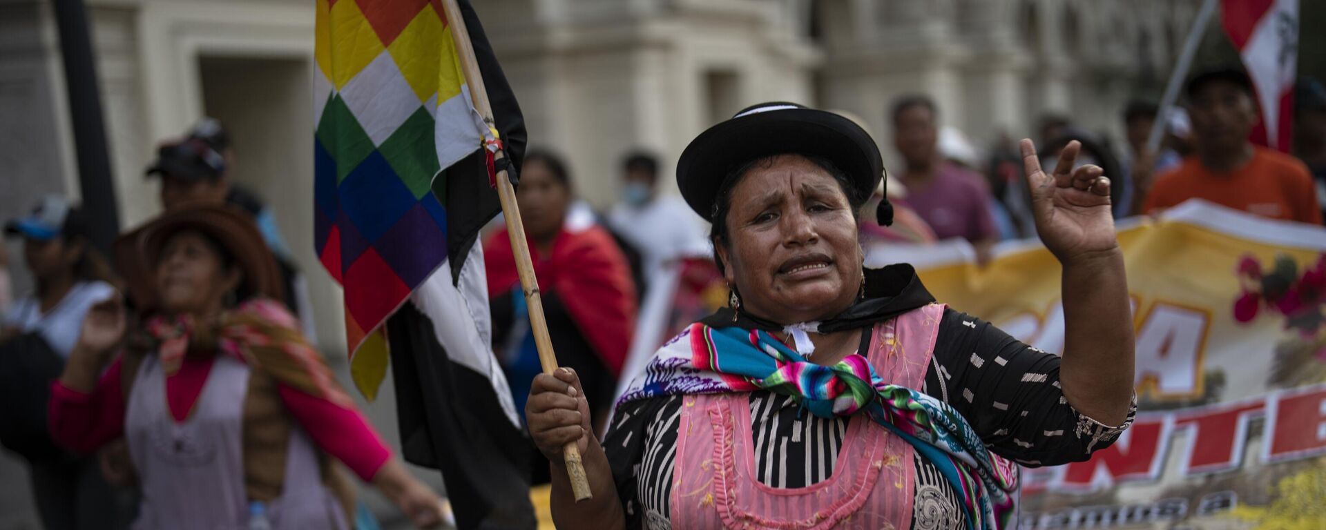 Manifestante protesta no Peru empunhando uma bandeira Wiphala, símbolo dos povos originários. Lima, 7 de fevereiro de 2023 - Sputnik Brasil, 1920, 10.02.2023