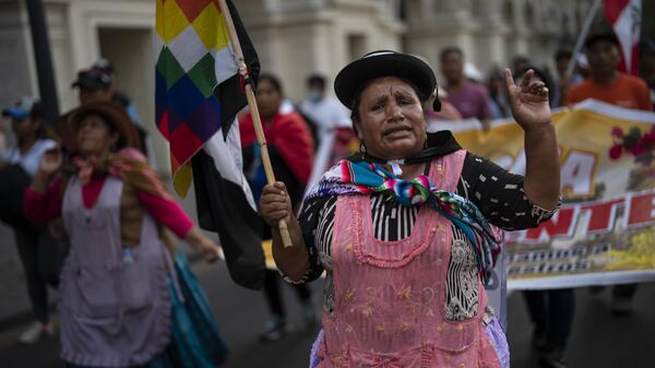 Manifestante protesta no Peru empunhando uma bandeira Wiphala, símbolo dos povos originários. Lima, 7 de fevereiro de 2023 - Sputnik Brasil