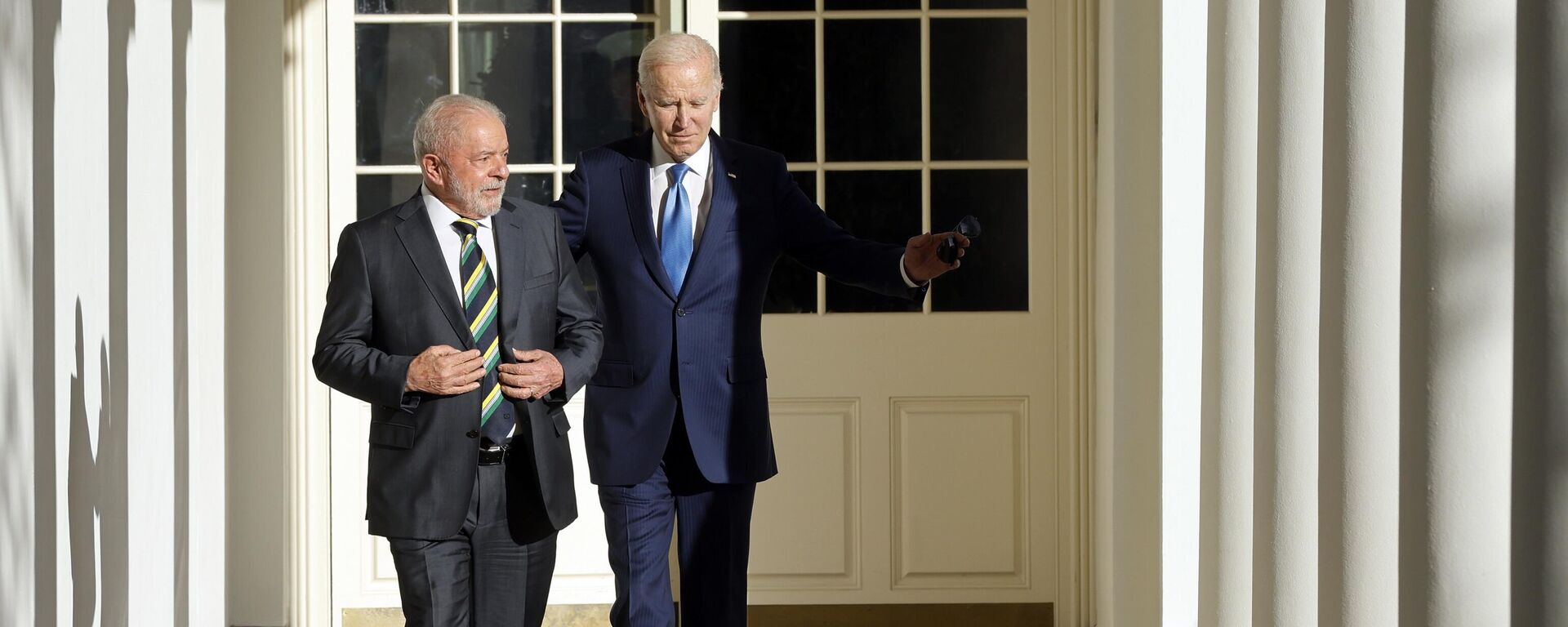 O presidente dos EUA, Joe Biden (à direita), e o presidente brasileiro, Luiz Inácio Lula da Silva, caminham ao longo da colunata ao lado do Rose Garden, na Casa Branca, em Washington. EUA, 10 de fevereiro de 2023 - Sputnik Brasil, 1920, 11.02.2023