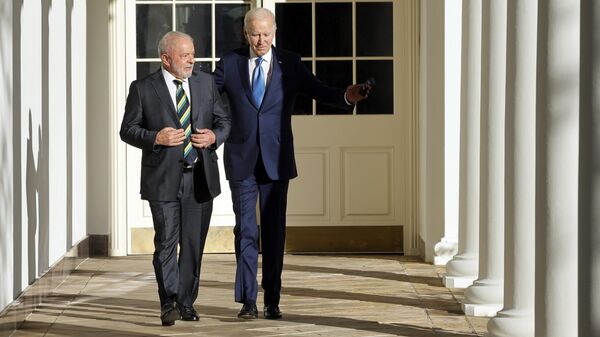 O presidente dos EUA, Joe Biden (à direita), e o presidente brasileiro, Luiz Inácio Lula da Silva, caminham ao longo da colunata ao lado do Rose Garden, na Casa Branca, em Washington. EUA, 10 de fevereiro de 2023 - Sputnik Brasil