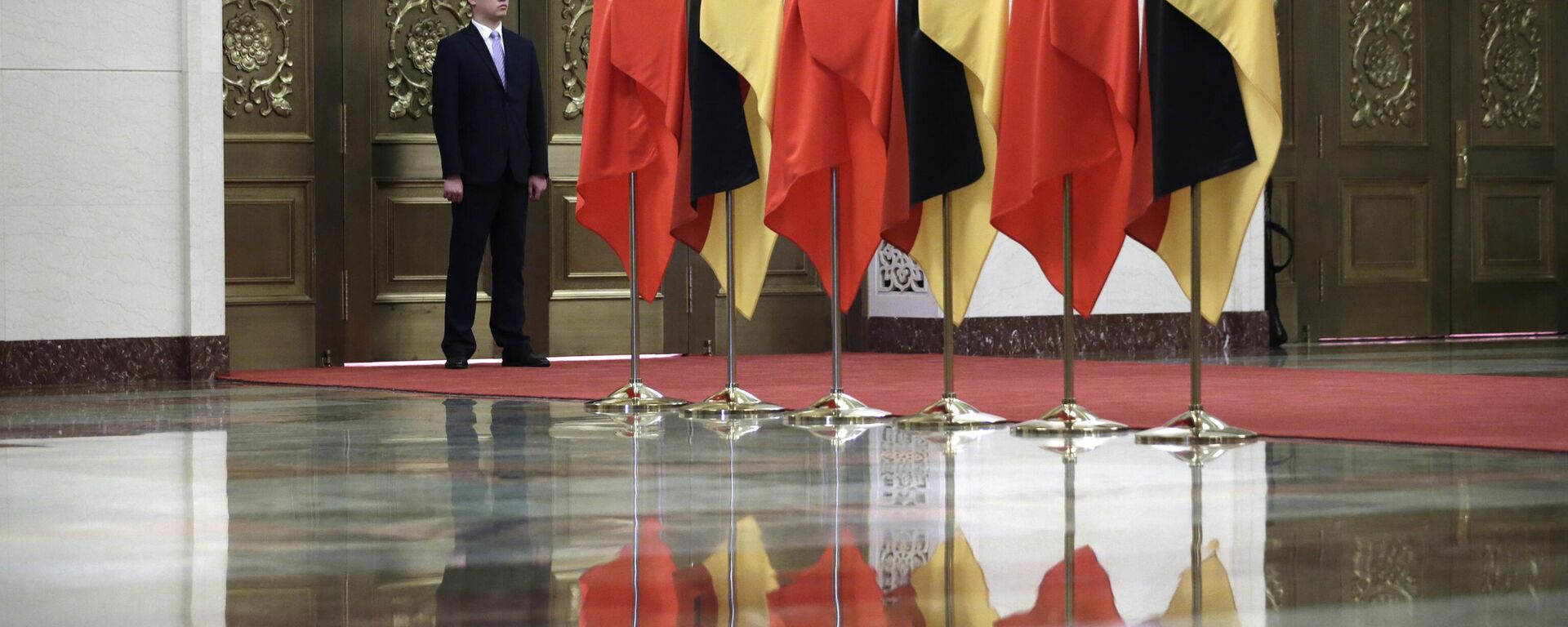 Guarda junto de bandeiras da China e da Alemanha durante encontro entre Xi Jinping, presidente chinês, e Angela Merkel, chanceler alemã (ambos fora da foto), no Grande Salão do Povo, Pequim, China, 24 de maio de 2018 - Sputnik Brasil, 1920, 11.02.2023