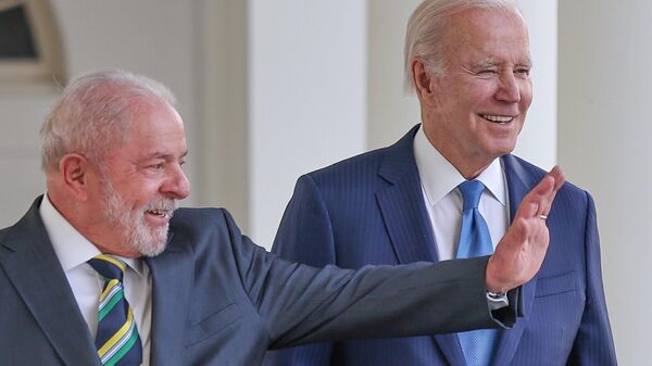 Presidente do Brasil, Luiz Inácio Lula da Silva (à esquerda), com o homólogo dos EUA, Joe Biden, em Washington, nos EUA, em 10 de fevereiro de 2023 - Sputnik Brasil