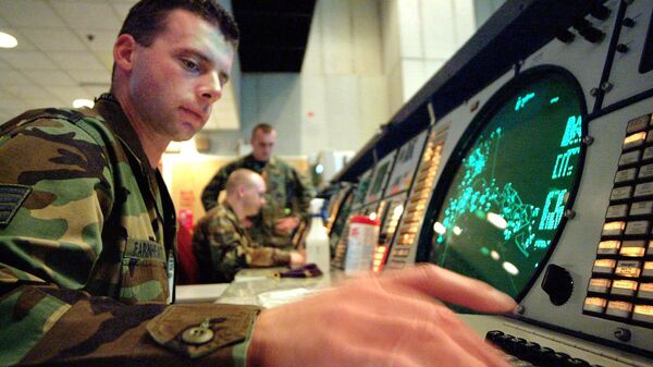 Técnico de rastreamento monitora aeronaves em uma tela de radar na região do Alasca do Centro de Comando de Defesa Aeroespacial da América do Norte. Alasca, EUA, 24 de junho de 2004 - Sputnik Brasil