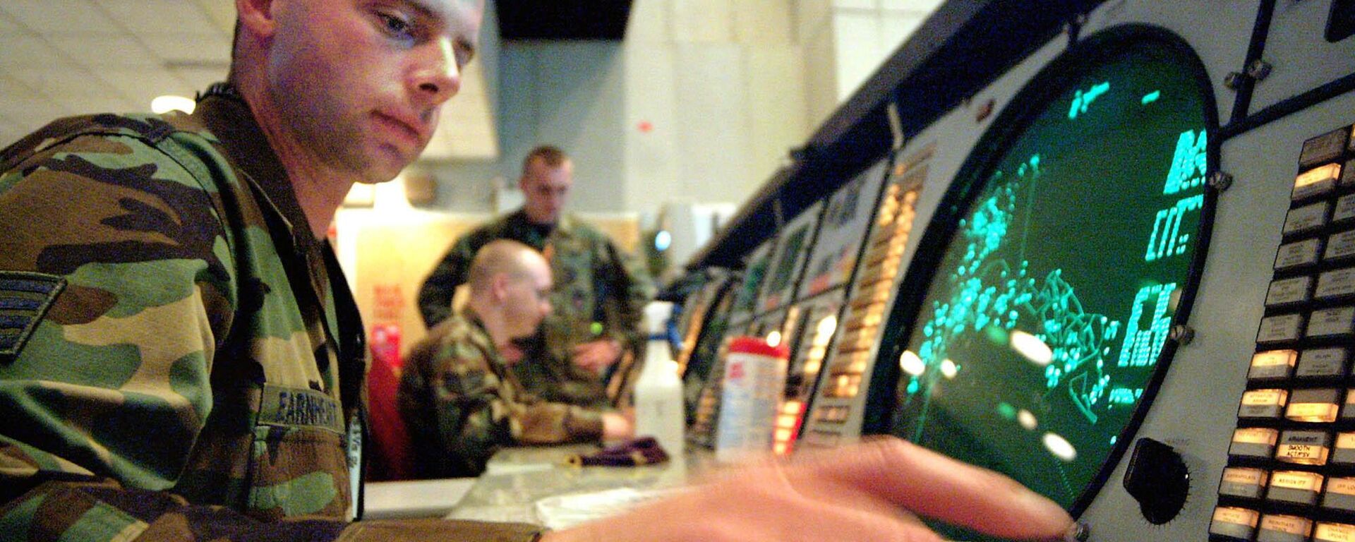 Técnico de rastreamento monitora aeronaves em uma tela de radar na região do Alasca do Centro de Comando de Defesa Aeroespacial da América do Norte. Alasca, EUA, 24 de junho de 2004 - Sputnik Brasil, 1920, 12.02.2023