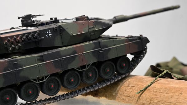 Maquete de um Leopard 2 em cabine da empresa fabricante do tanque Revell na 72ª Feira do Brinquedo em Nurembergue, Alemanha, 2 de fevereiro de 2023 - Sputnik Brasil