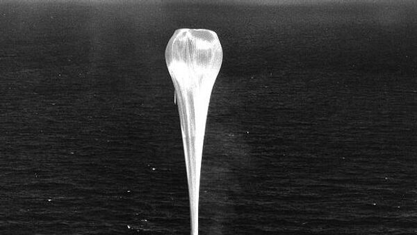 Um balão espião do projeto Genetrix é lançado do porta-aviões USS Valley Forge, 1956 - Sputnik Brasil