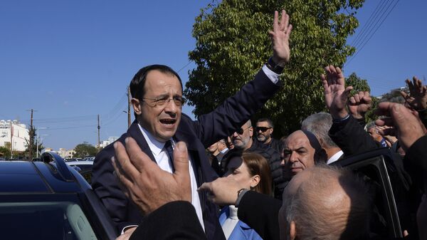 O então candidato Nikos Christodoulides, agora eleito presidente do Chipre, cumprimenta seus apoiadores após votar durante as eleições presidenciais, em Geroskipou, na cidade costeira no sudoeste de Paphos. Chipre,  12 de fevereiro de 2023 - Sputnik Brasil