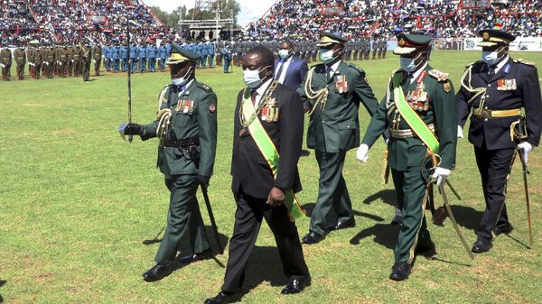 O presidente do Zimbábue, Emmerson Mnangagwa, inspeciona a guarda de honra durante as comemorações dos 42 anos da independência do país, em Bulawayo. Zimbábue, 18 de abril de 2022 - Sputnik Brasil