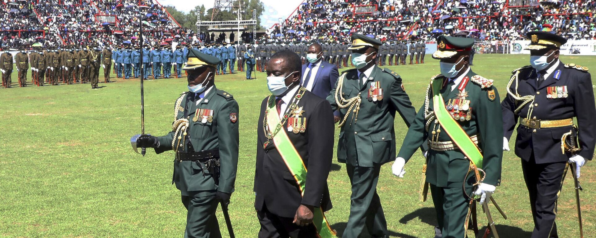 O presidente do Zimbábue, Emmerson Mnangagwa, inspeciona a guarda de honra durante as comemorações dos 42 anos da independência do país, em Bulawayo. Zimbábue, 18 de abril de 2022 - Sputnik Brasil, 1920, 12.02.2023