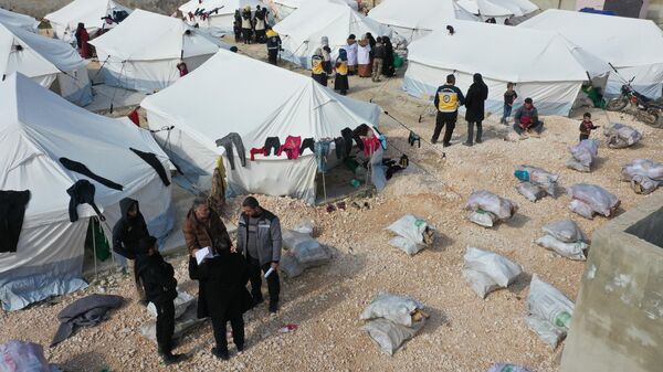 Vista aérea mostra fileiras de tendas montadas por voluntários para abrigar temporariamente as pessoas vítimas do terremoto na província de Idlib, no noroeste da Síria, 11 de fevereiro de 2023 - Sputnik Brasil