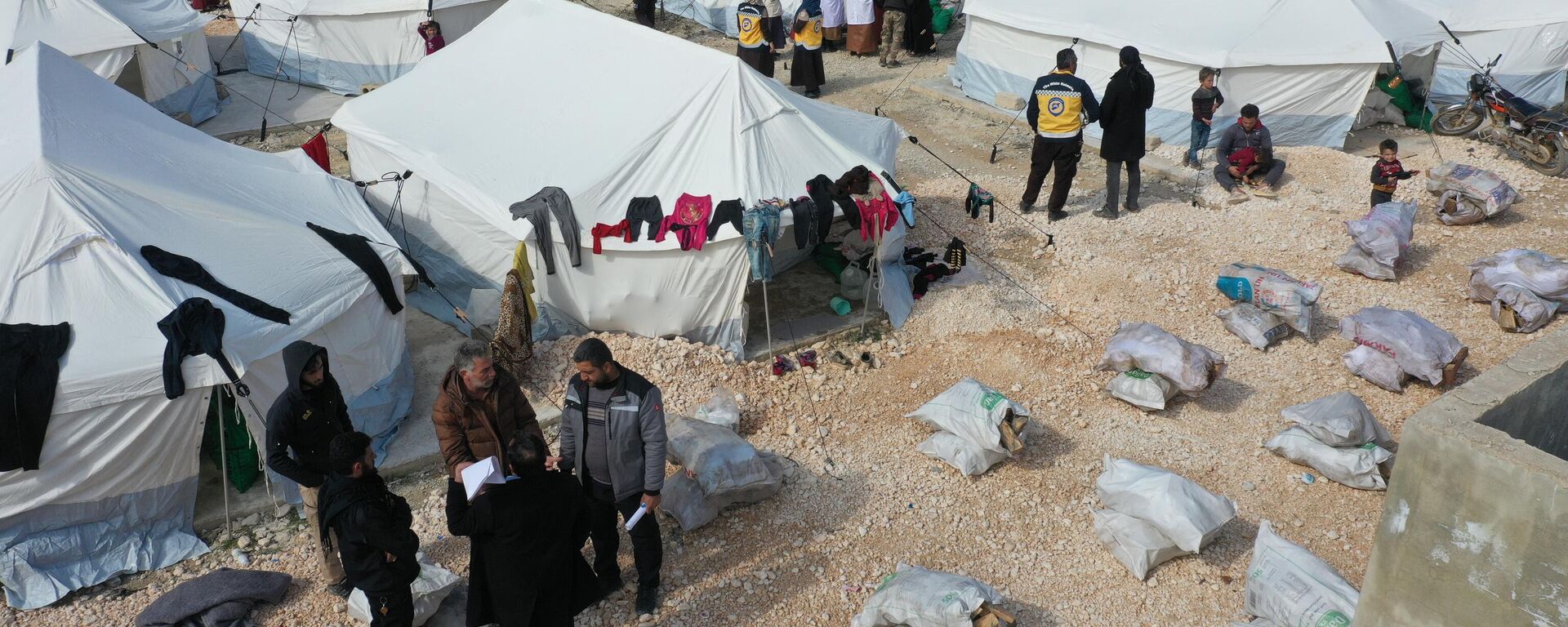 Vista aérea mostra fileiras de tendas montadas por voluntários para abrigar temporariamente as pessoas vítimas do terremoto na província de Idlib, no noroeste da Síria, 11 de fevereiro de 2023 - Sputnik Brasil, 1920, 12.02.2023