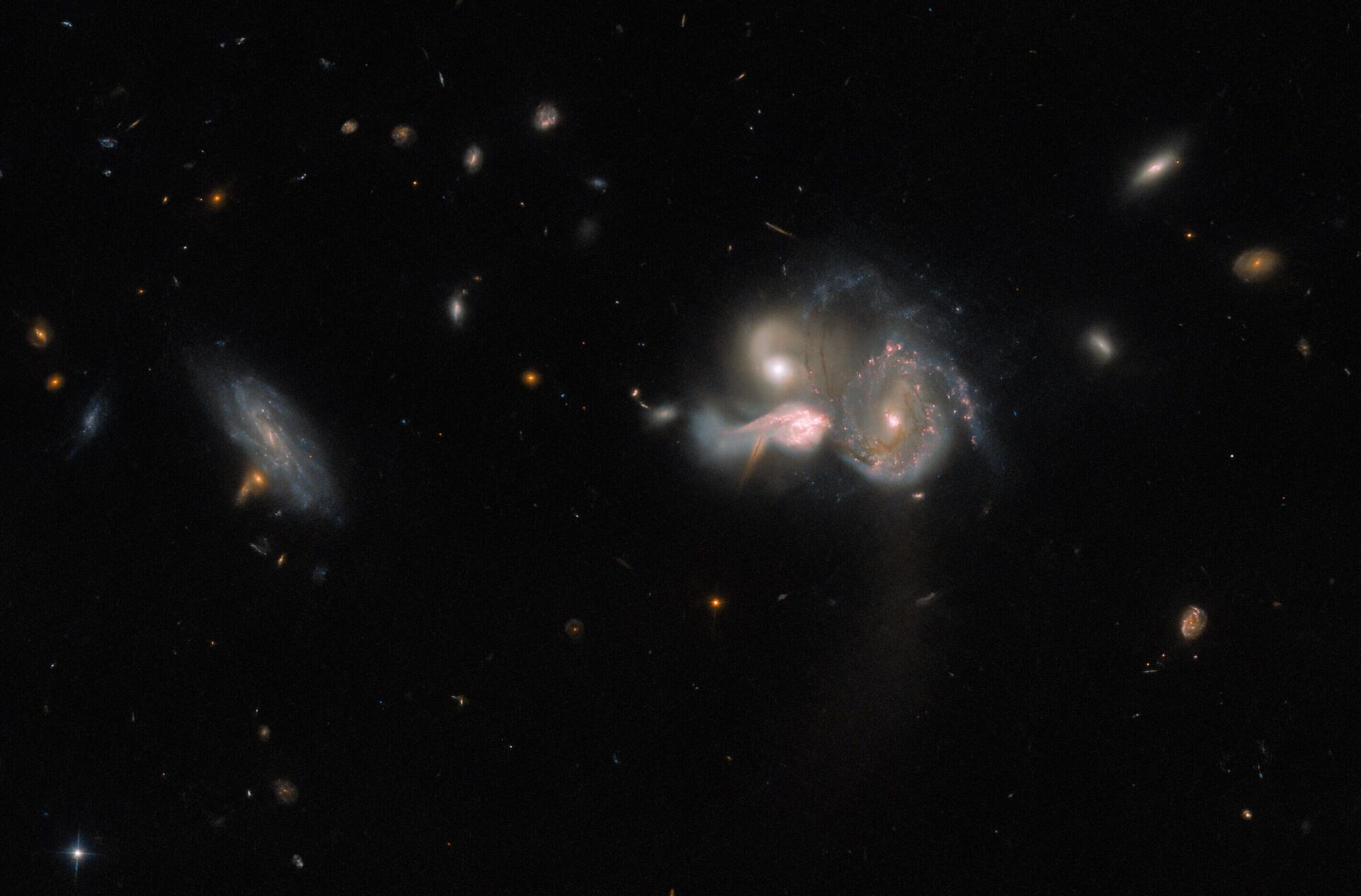 O trio de galáxias é conhecido como SDSSCGB 10189 e se trata de uma combinação relativamente rara de grandes galáxias formadoras de estrelas, separadas por uma distância de 50 mil anos-luz uma da outra - Sputnik Brasil, 1920, 13.02.2023