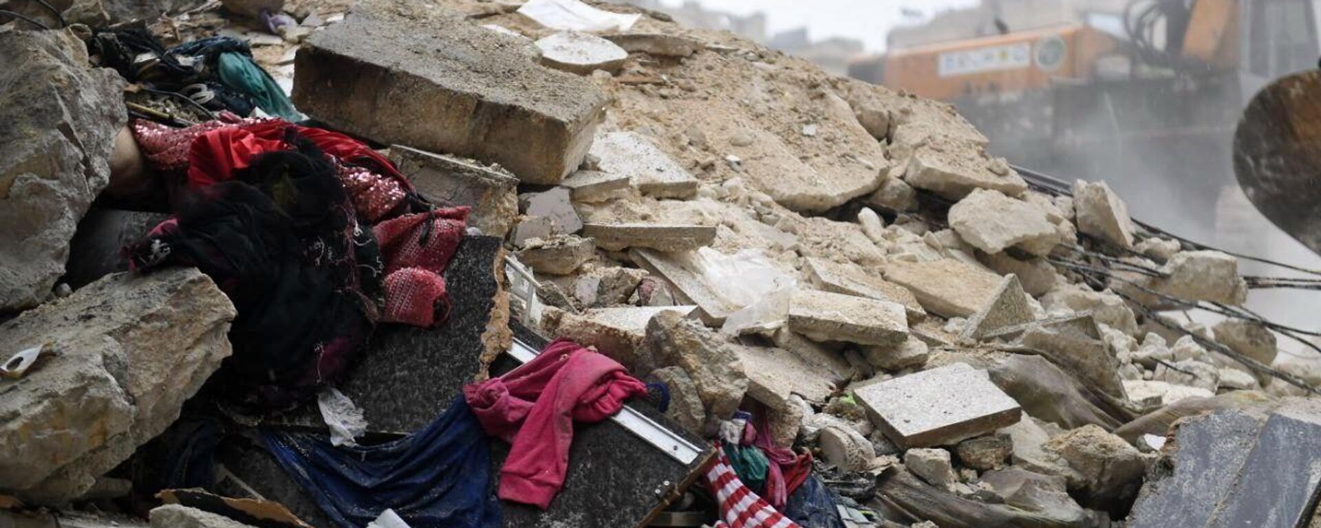 Pertences de moradores de uma casa em Aleppo, na Síria, destruída pelos terremotos que atingiram o país - Sputnik Brasil, 1920, 13.02.2023