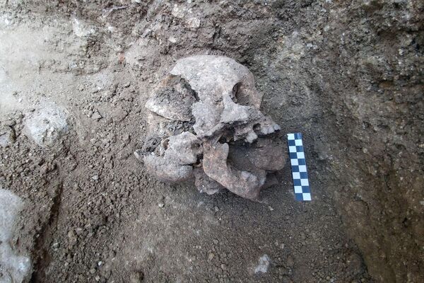 Crânio de uma criança enterrada com um pedaço de pedra na boca em um cemitério de 1.600 anos na Itália 
 - Sputnik Brasil