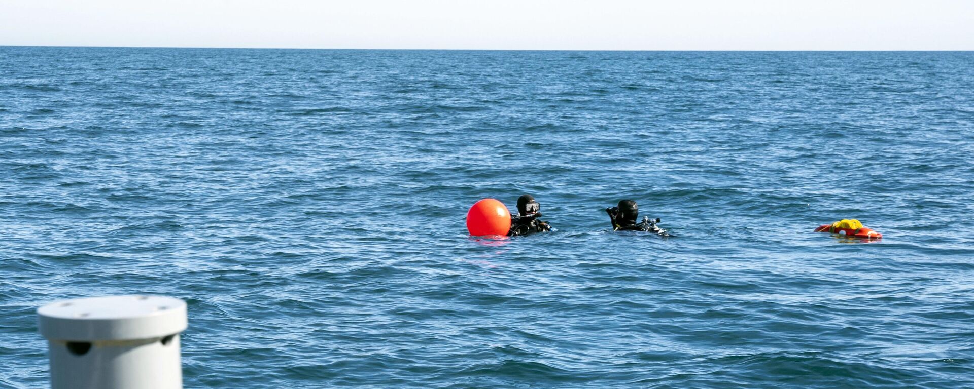 Marinheiros preparam resgate de balão atingido por caça F-22 norte-americano na Myrtle Beach, costa do oceano Atlântico da Carolina do Sul, EUA, 7 de fevereiro de 2023 - Sputnik Brasil, 1920, 13.02.2023