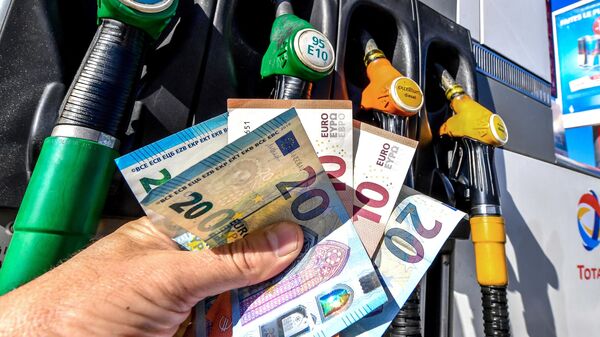 Um homem segura cédulas de euro em um posto de gasolina em Lile, norte da França - Sputnik Brasil
