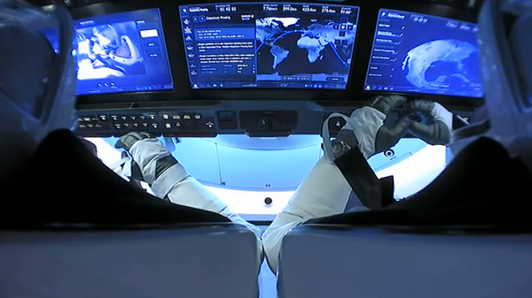 O interior da espaçonave Crew Dragon da SpaceX, durante sua viagem de volta à Terra - Sputnik Brasil