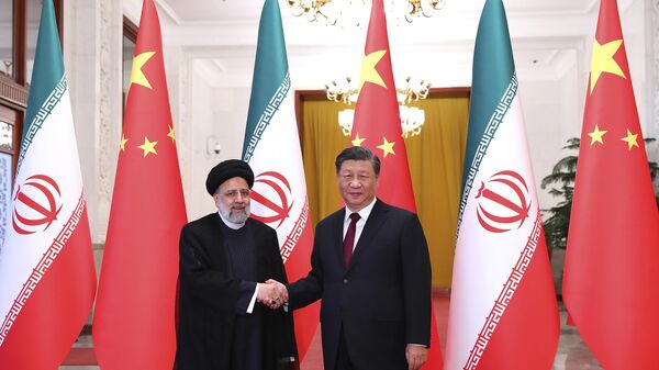 Presidente iraniano Ebrahim Raisi (E) e o líder chinês Xi Jinping em Pequim, 14 de fevereiro de 2023 - Sputnik Brasil