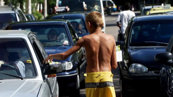 Menor de idade trabalha vendendo balas em sinal no bairro do Leblon, no Rio de Janeiro. Brasil, 18 de novembro de 2003 - Sputnik Brasil