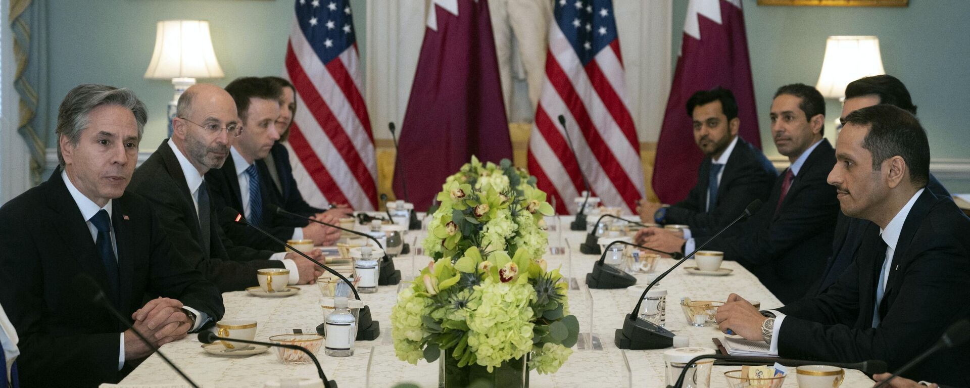 O secretário de Estado dos EUA, Antony Blinken (à direita), e o ministro das Relações Exteriores do Catar, Sheikh Mohammed bin Abdulrahman Al Thani (à esquerda), realizam uma coletiva de imprensa após a cerimônia de assinatura do Diálogo Estratégico EUA-Qatar no Departamento de Estado em Washington, DC, em 12 de novembro de 2021 - Sputnik Brasil, 1920, 15.02.2023