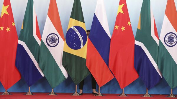 Bandeiras dos países integrantes do BRICS dispostas lado a lado em cúpula realizada na China, em 4 de setembro de 2017 - Sputnik Brasil