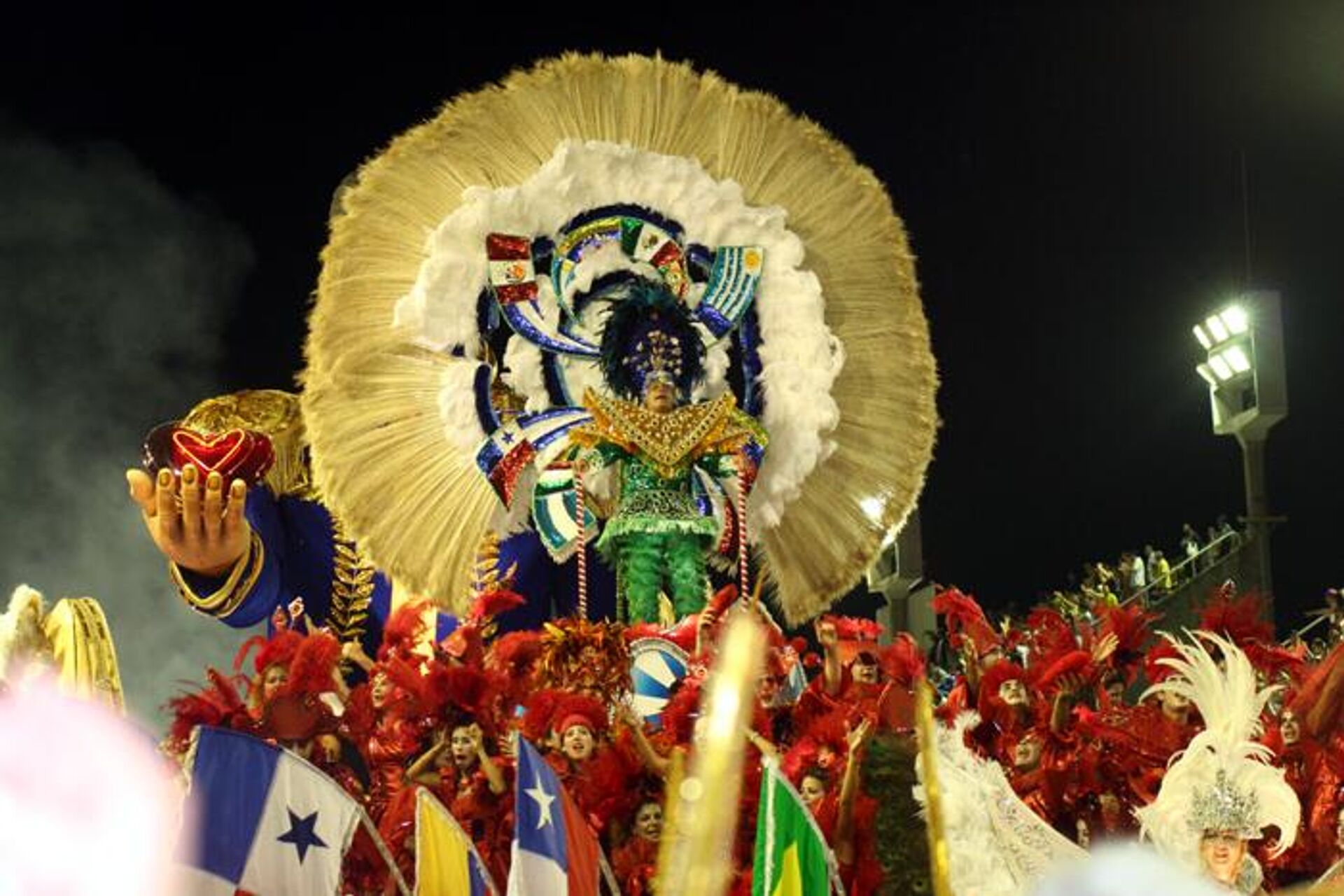 Desfile da escola de samba Unidos de Vila Isabel no Carnaval carioca de 2006 exaltou a latinidade. Rio de Janeiro, 27 de fevereiro de 2006 - Sputnik Brasil, 1920, 15.02.2023