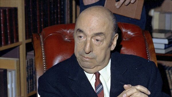 O escritor chileno Pablo Neruda, vencedor do Prêmio Nobel de Literatura em 1971, posa para foto. Paris, 21 de outubro de 1971 (Foto de Arquivo) - Sputnik Brasil
