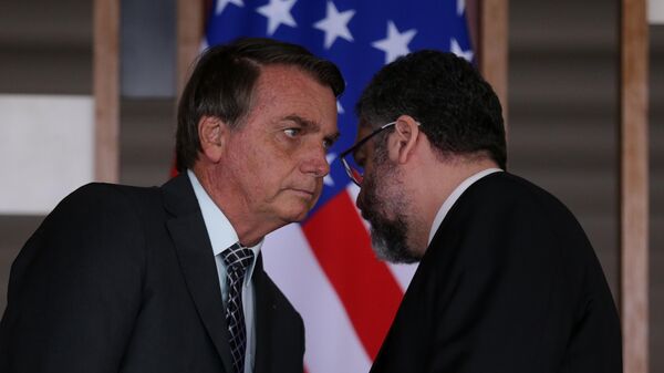 O ex-presidente Jair Bolsonaro e o ex-ministro das Relações Exteriores, Ernesto Araújo, durante cerimônia com autoridades dos EUA, no Palácio do Itamaraty, Brasília (foto de arquivo) - Sputnik Brasil