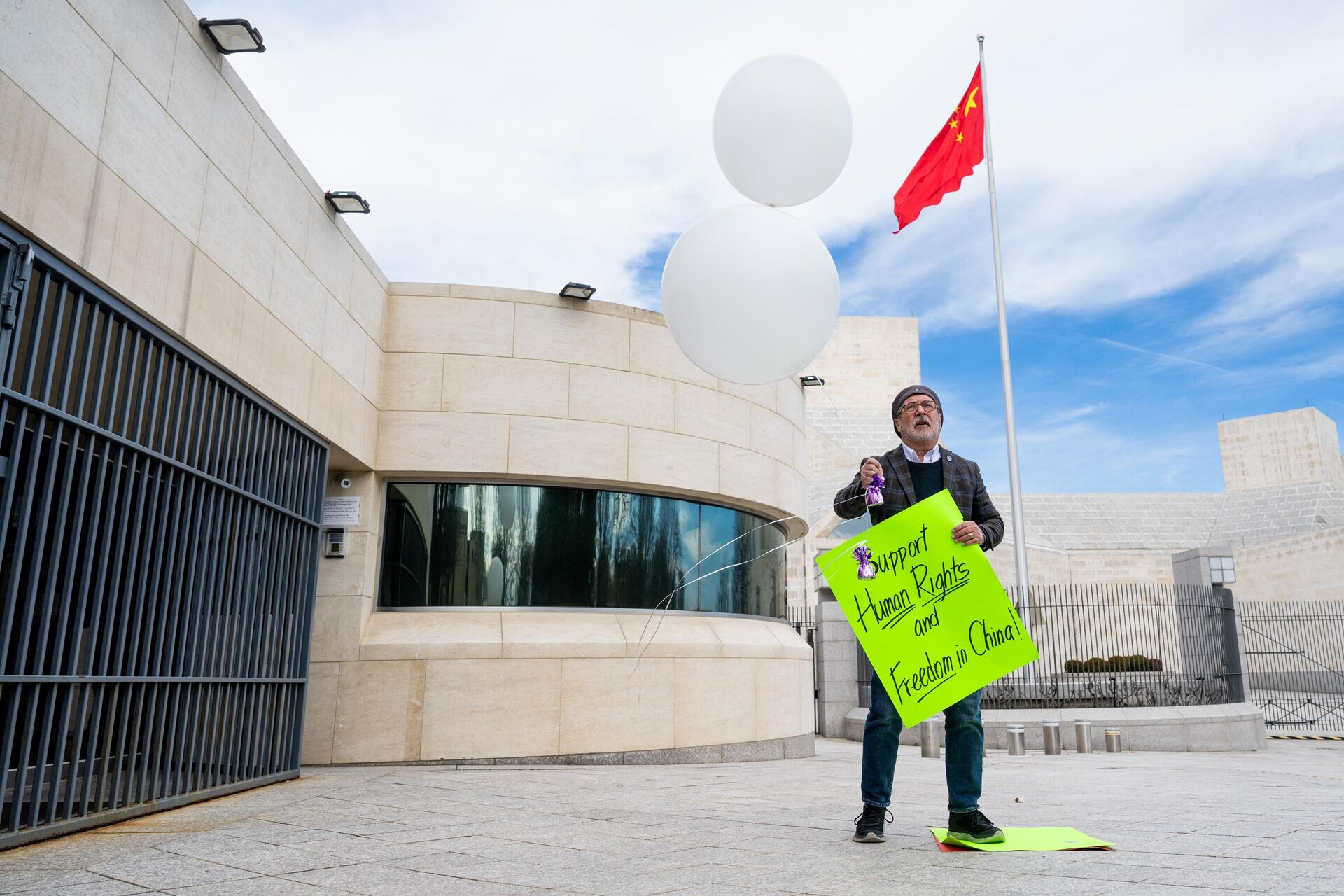O ativista Patrick Mahoney segura dois balões brancos enquanto protesta contra o governo chinês sobre o suposto balão de vigilância chinês que foi abatido sobre os EUA na semana passada, durante uma manifestação do lado de fora da Embaixada da China em Washington, 15 de fevereiro de 2023 - Sputnik Brasil, 1920, 17.02.2023