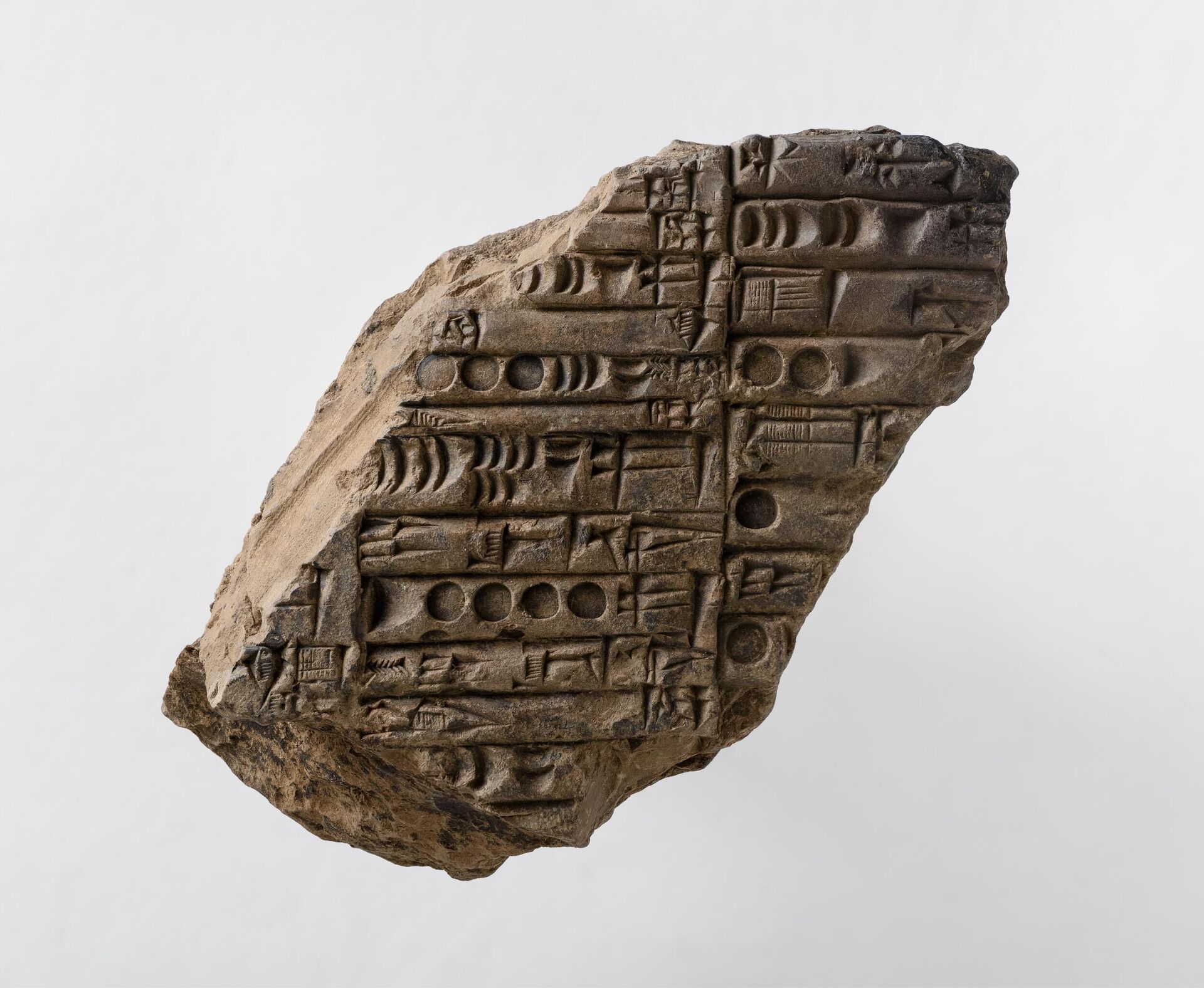 Tabuinhas cuneiformes com registros administrativos da urbe - Sputnik Brasil, 1920, 19.02.2023