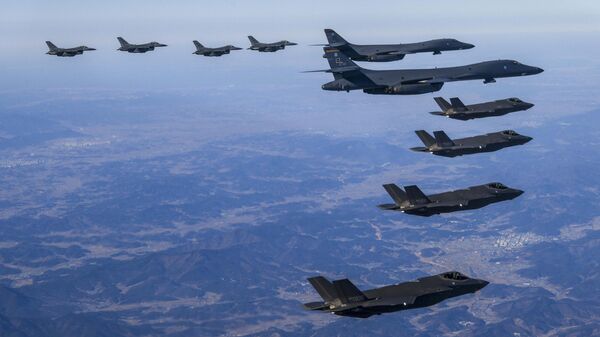 Bombardeiros B-1B dos EUA (no centro) voam em formação com caças F-35A da Coreia do Sul (abaixo) e caças F-16 dos EUA (no topo) sobrevoando a península coreana na Coreia do Sul, 19 de fevereiro de 2023 - Sputnik Brasil