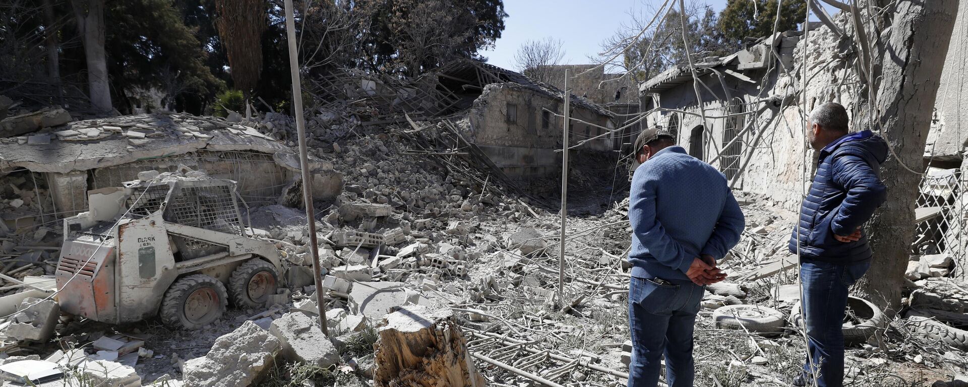Pessoas inspecionam os danos causados após um ataque aéreo israelense na capital Damasco. Síria, 19 de fevereiro de 2023 - Sputnik Brasil, 1920, 19.02.2023
