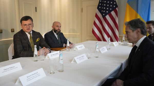 O secretário de Estado dos Estados Unidos, Antony Blinken, em primeiro plano à direita, encontra-se com o ministro das Relações Exteriores da Ucrânia, Dmitry Kuleba, à esquerda, na Conferência de Segurança de Munique em Munique, 18 de fevereiro de 2023. - Sputnik Brasil