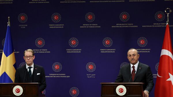 Tobias Billstrom (à esquerda) em coletiva de imprensa com Mevlut Cavusoglu (à direita), ministros das Relações Exteriores sueco e turco, respectivamente, em Ancara, Turquia, 22 de dezembro de 2022. - Sputnik Brasil