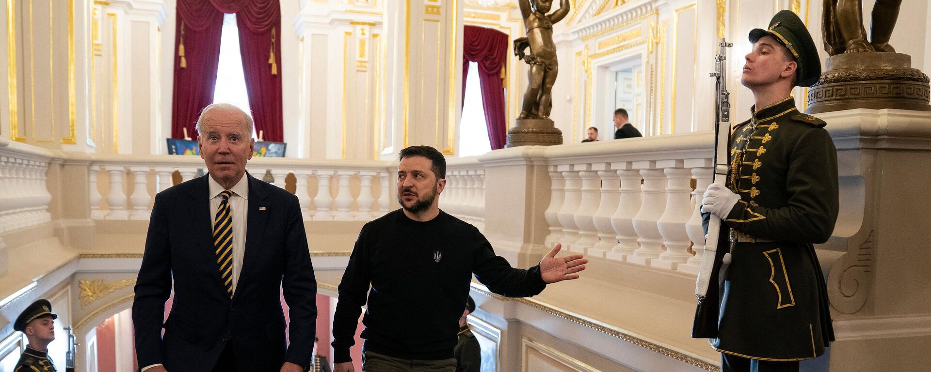 Presidente da Ucrânia Vladimir Zelensky e presidente dos EUA Joe Biden no palácio Mariinsky em Kiev - Sputnik Brasil, 1920, 20.02.2023
