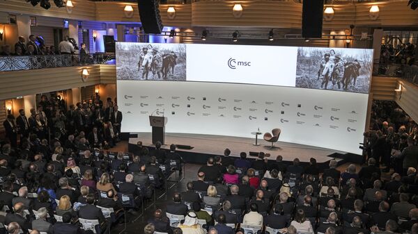 Fotos do conflito na Ucrânia são vistas em uma tela na Conferência de Segurança de Munique, em Munique, Alemanha, 17 de fevereiro de 2023.  - Sputnik Brasil