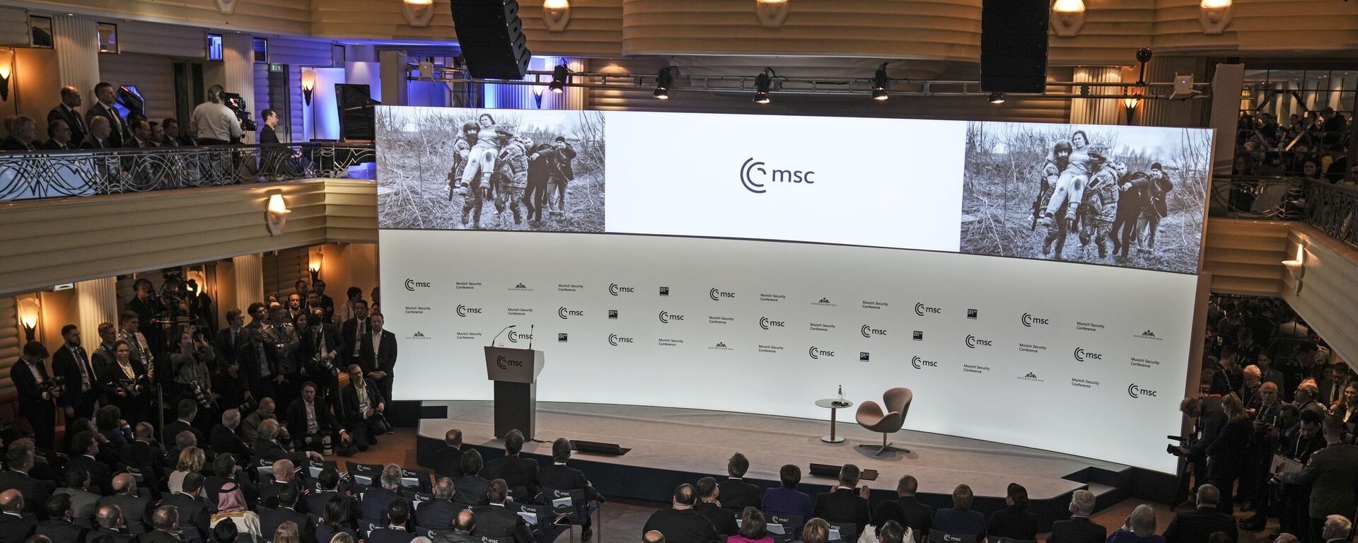 Fotos do conflito na Ucrânia são vistas em uma tela na Conferência de Segurança de Munique, em Munique, Alemanha, 17 de fevereiro de 2023.  - Sputnik Brasil, 1920, 28.02.2023