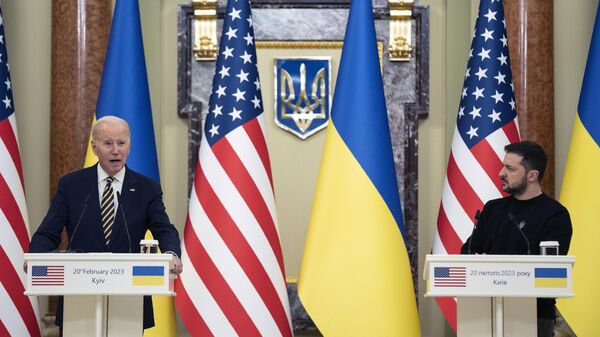O presidente dos EUA, Joe Biden, à esquerda, faz uma declaração enquanto o presidente ucraniano, Vladimir Zelensky, o ouve  - Sputnik Brasil
