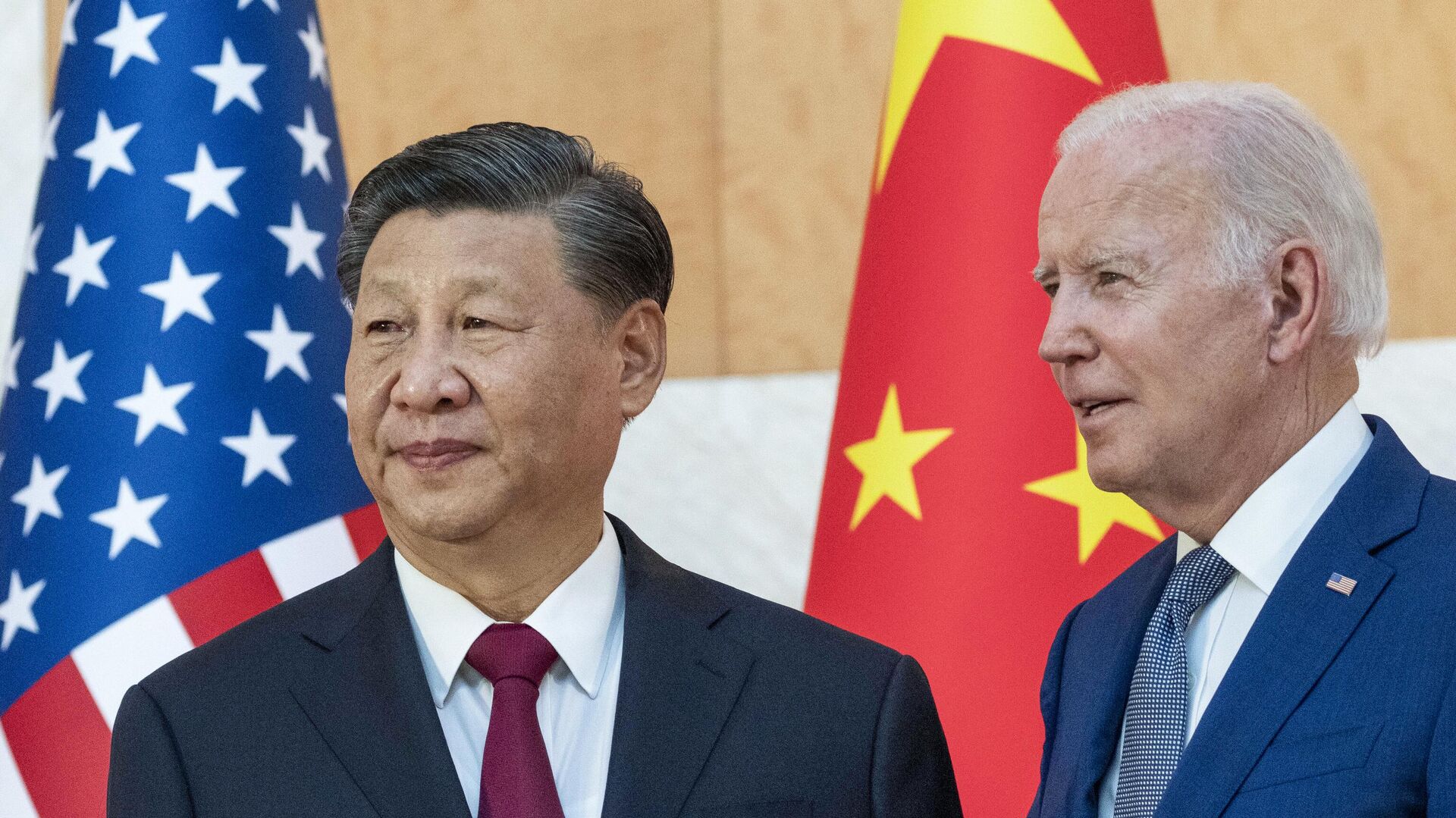 Presidentes da China e dos EUA, Xi Jinping (à esquerda) e Joe Biden, durante reunião bilateral à margem da cúpula do G20 na Indonésia, em 14 de novembro de 2022 - Sputnik Brasil, 1920, 11.11.2023