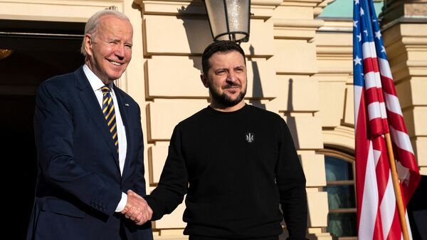 O presidente Joe Biden (à esquerda) é recebido pelo presidente ucraniano, Vladimir Zelensky, em sua chegada a Kiev, em 20 de fevereiro de 2023 - Sputnik Brasil