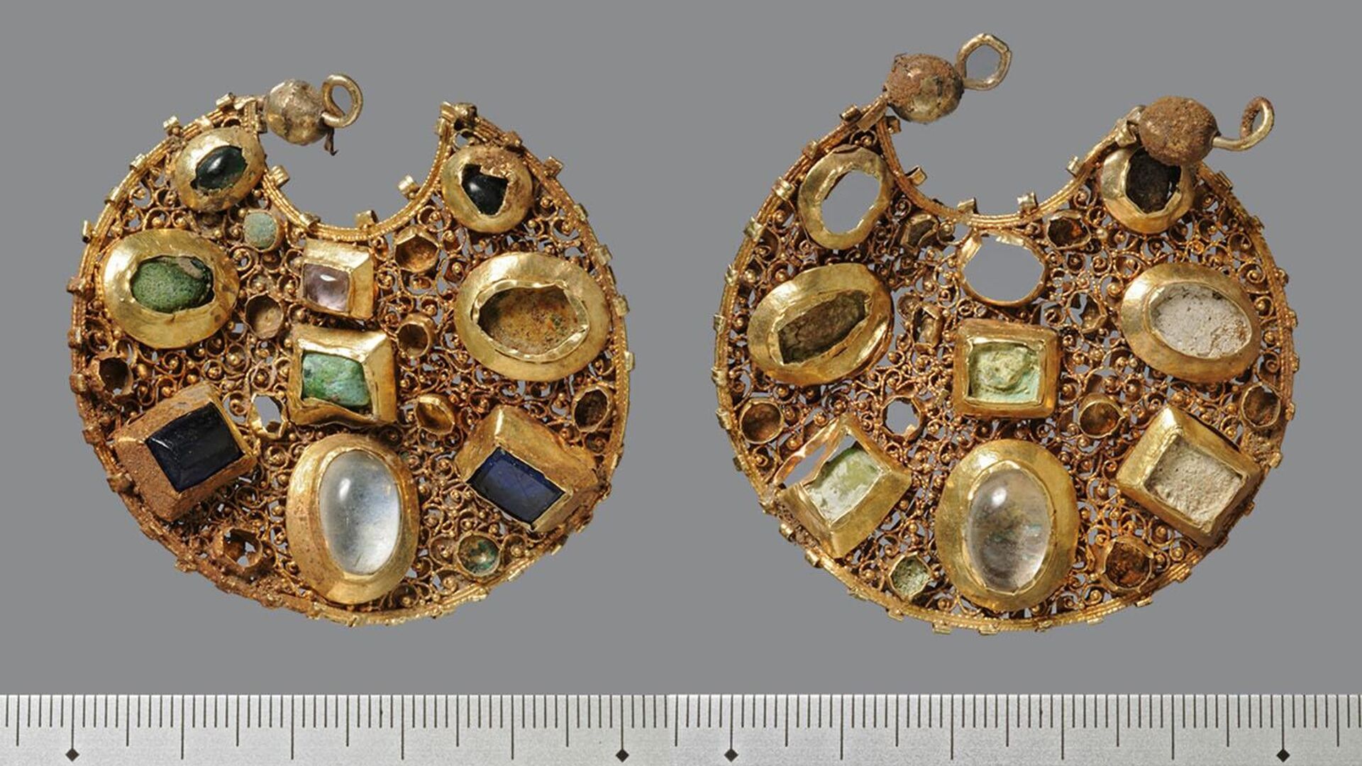 O tesouro medieval continha diversas moedas de prata e duas joias de ouro, segundo comunicado do Escritório Estadual de Arqueologia Schleswig-Holstein - Sputnik Brasil, 1920, 21.02.2023