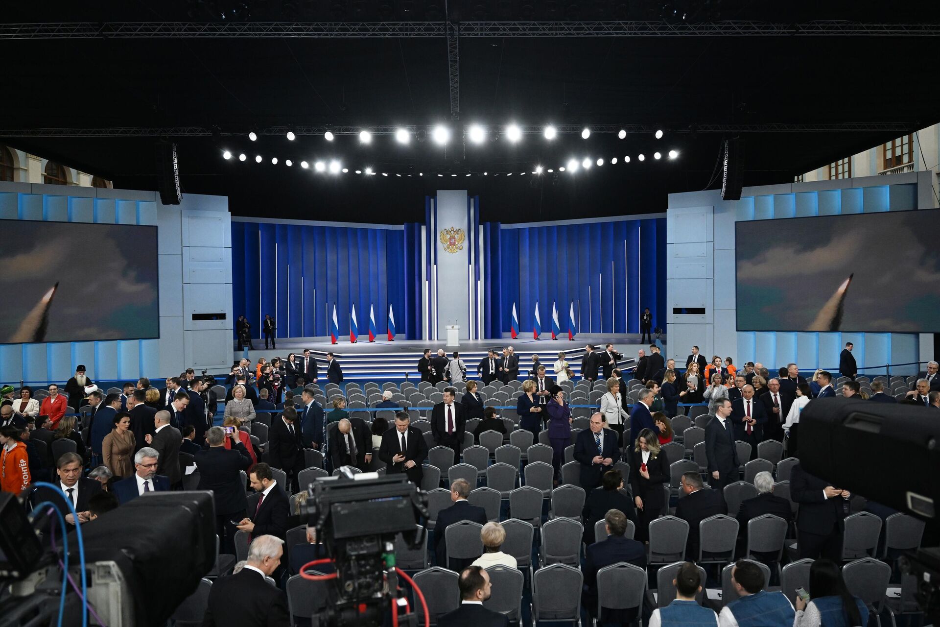 Convidados ao discurso do presidente se reúnem no salão onde Vladimir Putin faria o discurso anual à Assembleia Federal, em 21 de fevereiro de 2023 - Sputnik Brasil, 1920, 21.02.2023