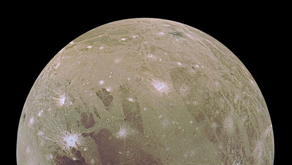 Este satélite mostra as veias brancas ao longo da superfície da Ganímedes, maior lua de Júpiter. A descoberta dos novos tipos de gelo salgados pode explicar os materiais nestas veias e fornecer pistas sobre a composição desta lua - Sputnik Brasil