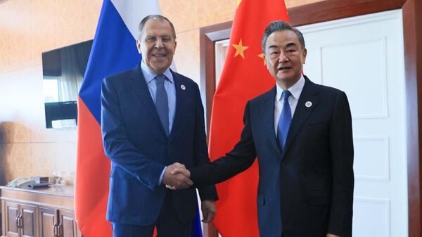 Sergei Lavrov, ministro das Relações Exteriores da Rússia, e Wang Yi,  chanceler da China, no Camboja - Sputnik Brasil